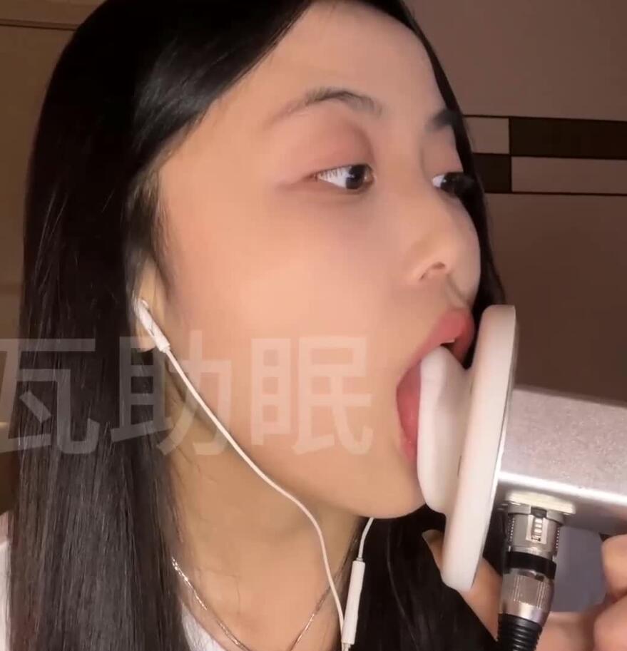 琉璃瓦 爱发电最新ASMR福利 盯着你的眼睛甜耳（露脸）